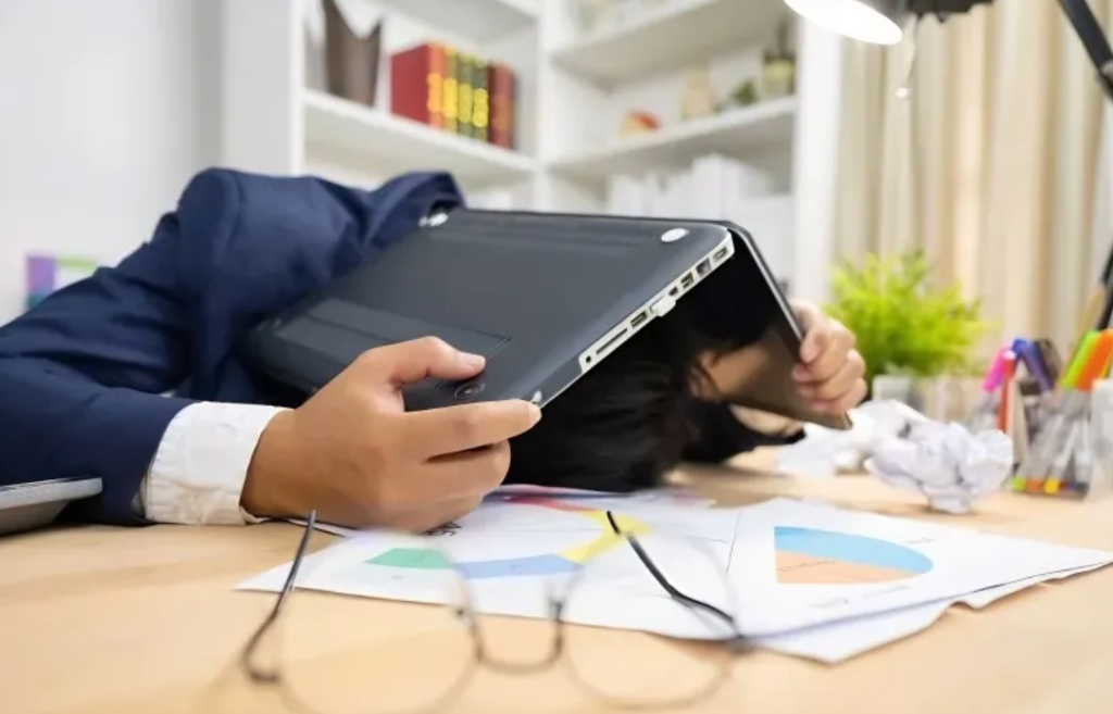 Spot the Red Flags: 3 Signs Your Young Team Members Are Falling Behind